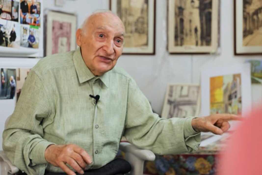 Joan Vaello, pintor y poeta de 100 años, en su taller del barrio del Raval