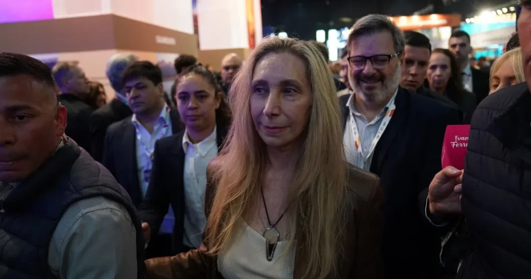 Karina Milei, Guillermo Santilli y Luis Caputo en un evento oficial