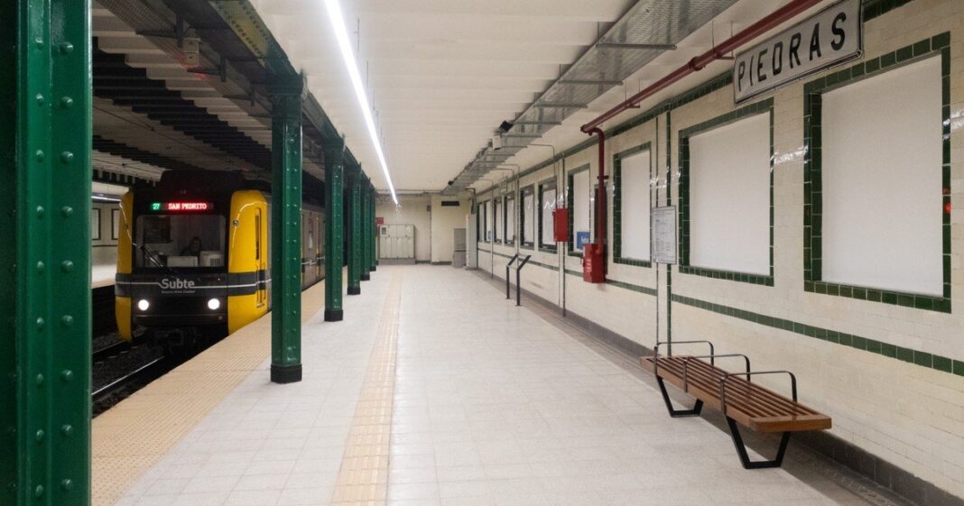 Formación de la línea A de subte en una estación