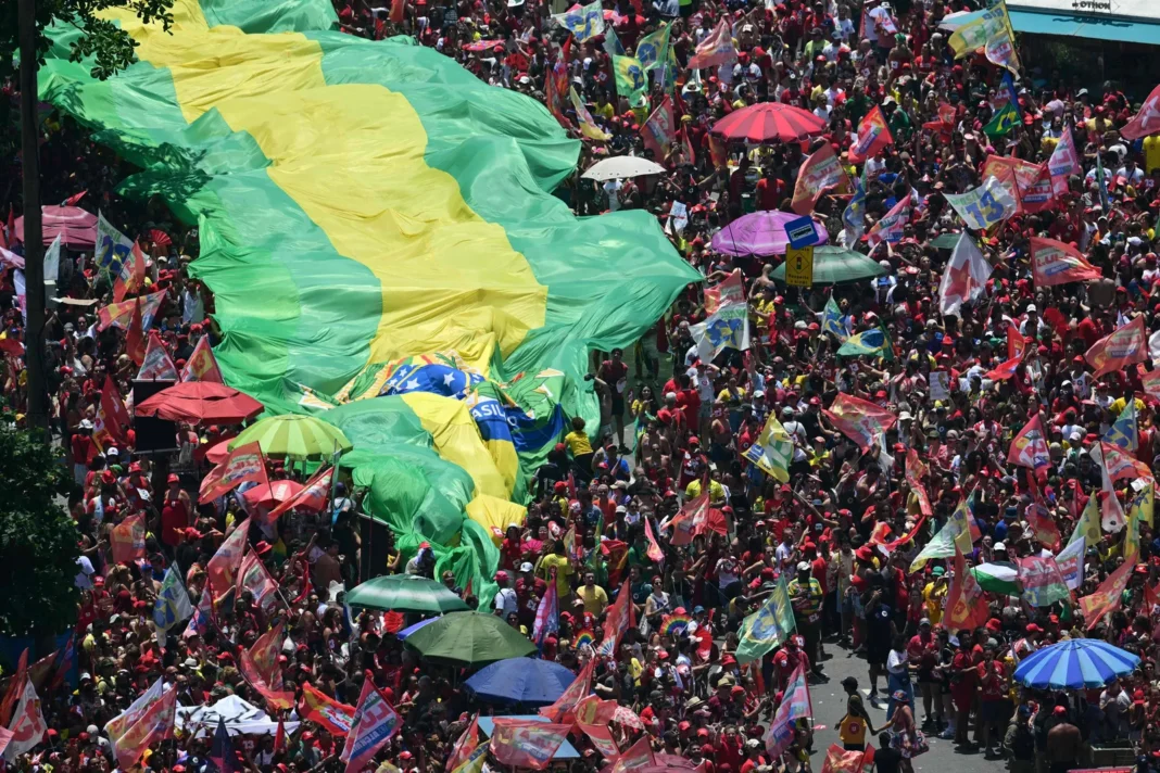 Simpatizantes de Lula y Flavio Bolsonaro en actos de campaña en Río de Janeiro