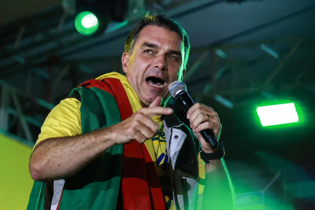 Luiz Inácio Lula da Silva y Flavio Bolsonaro en actos de campaña