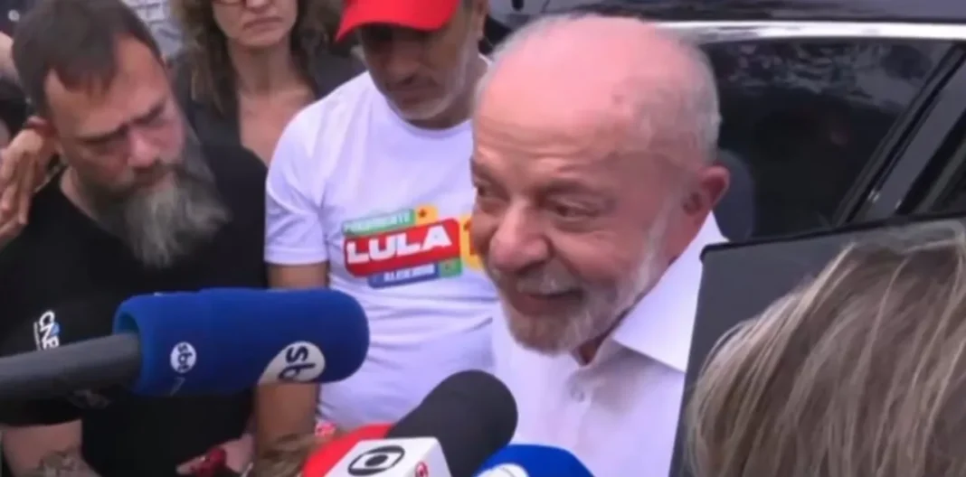 Luiz Inácio Lula da Silva votando en San Pablo