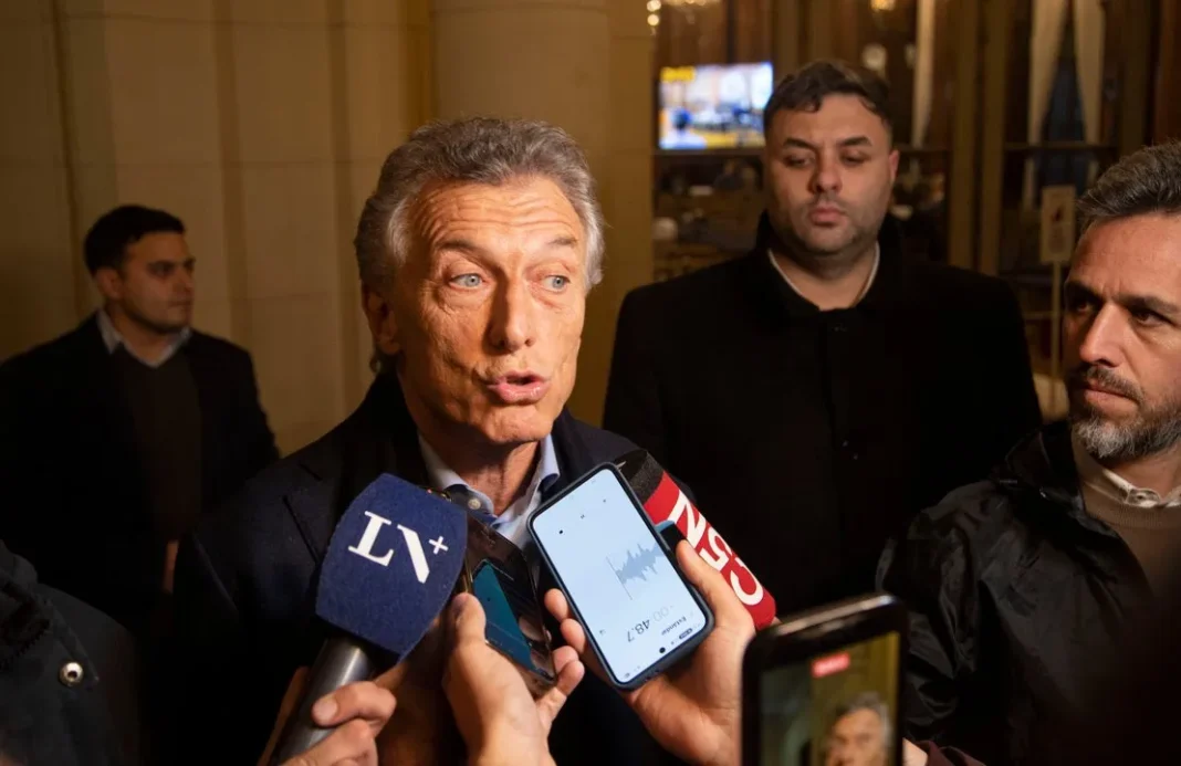 Mauricio Macri hablando con periodistas durante el evento solidario de Hacemos! en el Hipódromo de Palermo