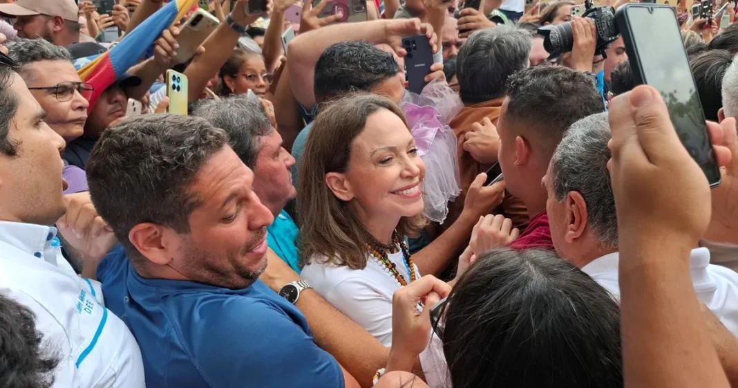 María Corina Machado saludando a seguidores durante su recorrido terrestre desde la frontera con Colombia hasta Caracas