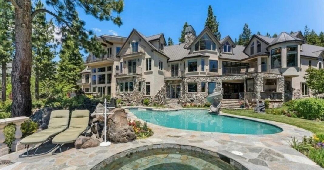 Vista exterior de la residencia de Mike Love en Lake Tahoe