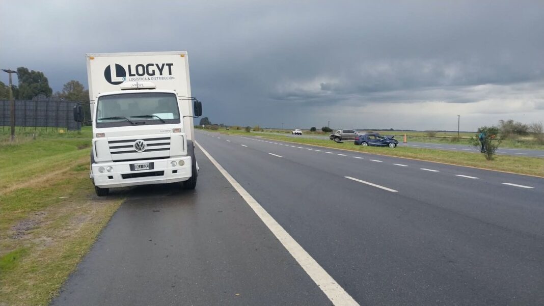Ruta 2 a la altura de Castelli, donde ocurrió el choque entre dos autos y un camión