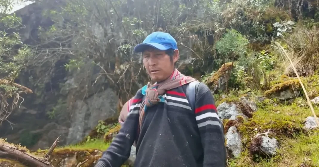 Cueva de piedra en la zona de la laguna Anilcocha, Andes peruanos, utilizada por Narciso Cóndor