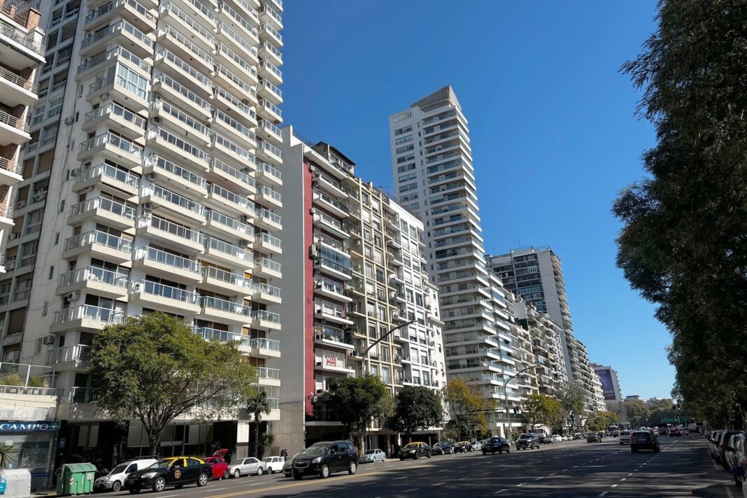 Fachadas de edificios de departamentos en la Ciudad de Buenos Aires
