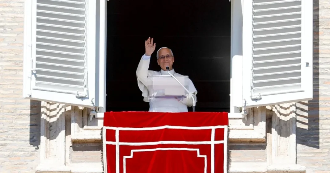 Fieles esperando la llegada del papa León XIV en Argentina