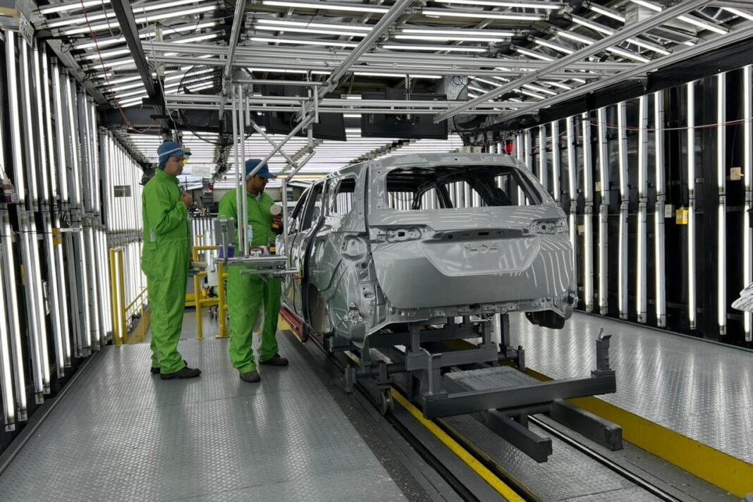 Línea de montaje de una fábrica de automóviles en Argentina