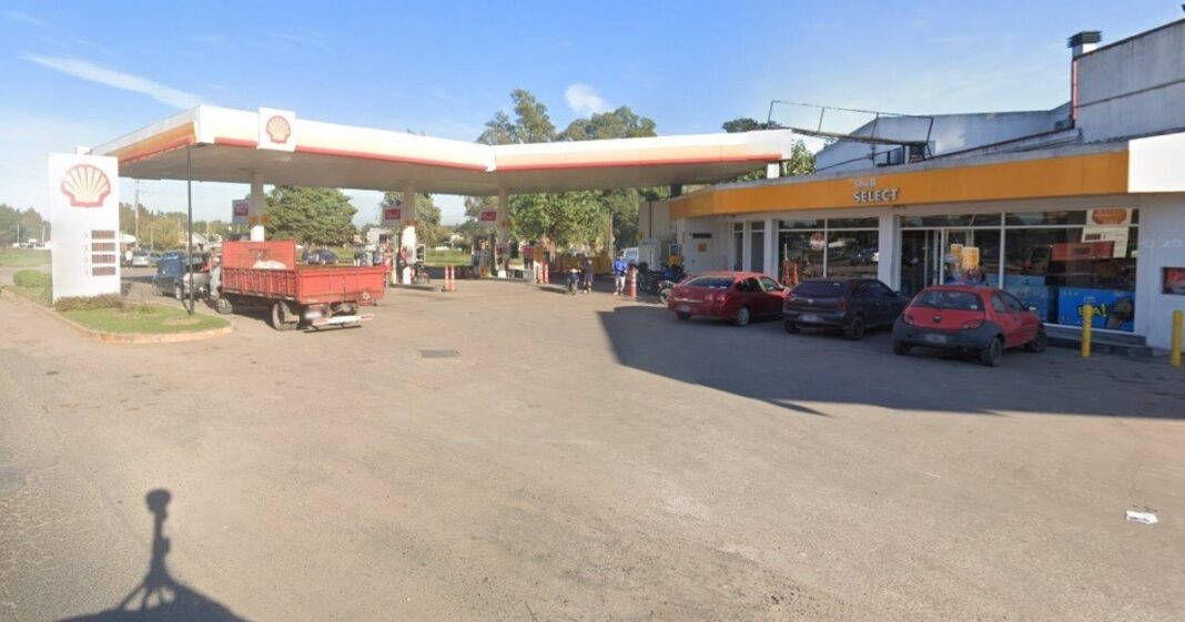 Estación de servicio Shell en Merlo donde un joven roció un auto con nafta