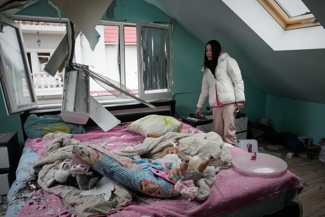 Edificio dañado por un ataque con misiles en Kiev