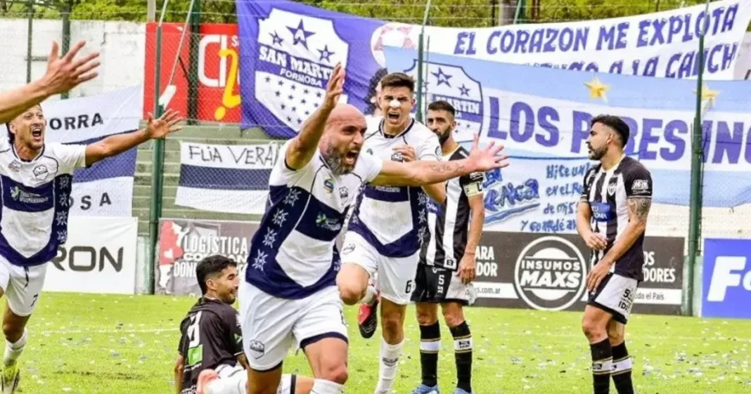 Jugadores de San Martín de Formosa festejando el ascenso a la Primera Nacional