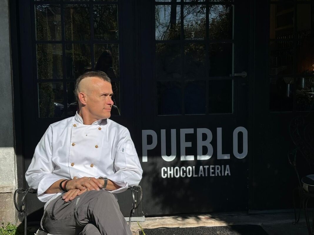 Interior de la chocolatería artesanal Pueblo en Los Cardales, con mostrador y productos de chocolate