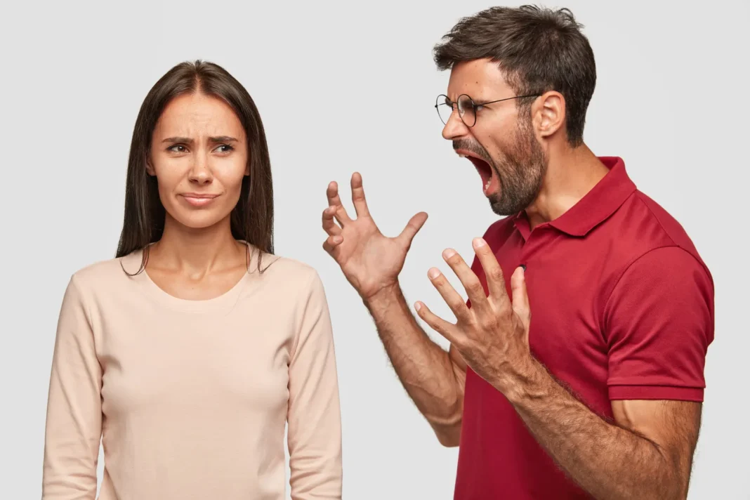 Persona hablando en voz alta durante una conversación