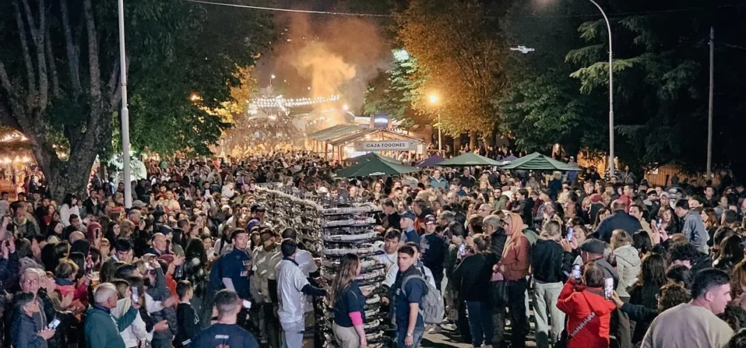 Productores midiendo un salame gigante en la Fiesta del Salame y del Cerdo de Tandil