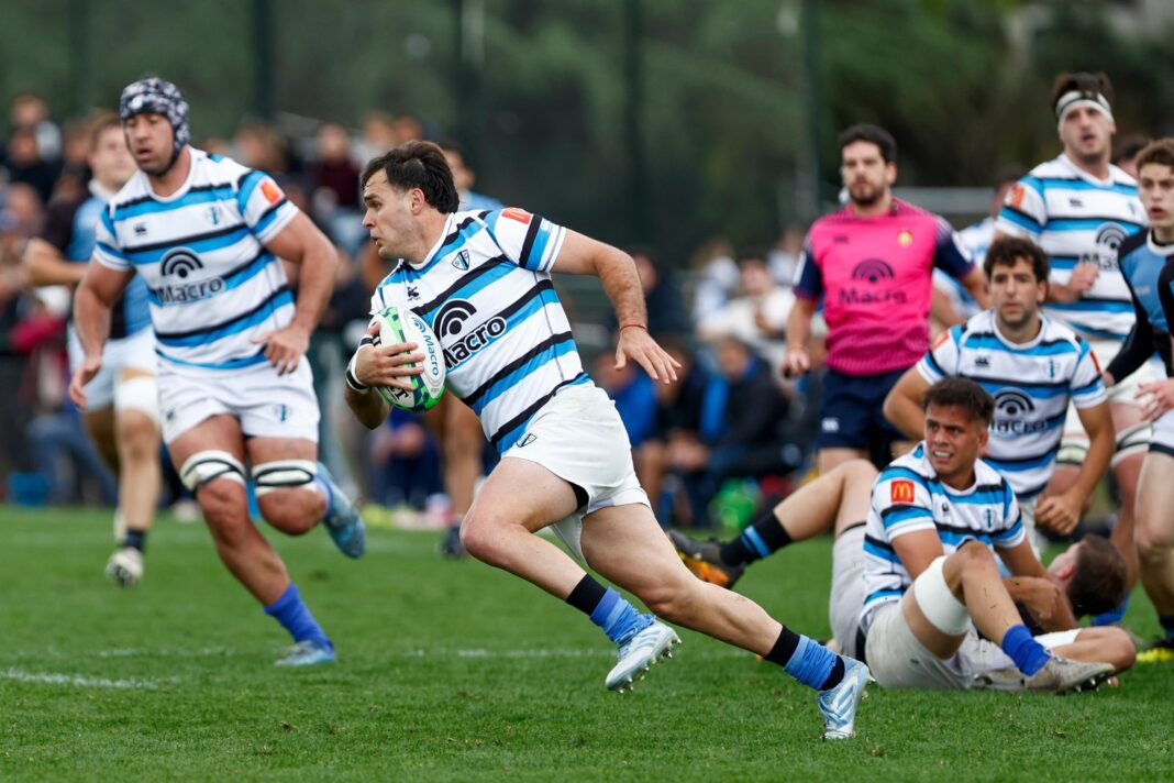 Jugadores de rugby del Top 14 de la URBA en acción durante un partido