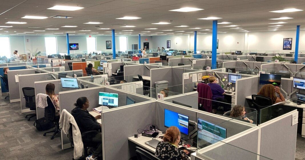 Persona usando un teléfono en un call center