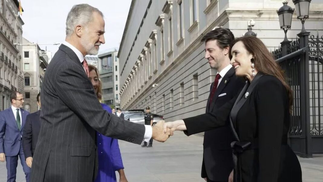 Victoria Villarruel junto al rey Felipe VI en el XII Foro Parlamentario Iberoamericano en Madrid