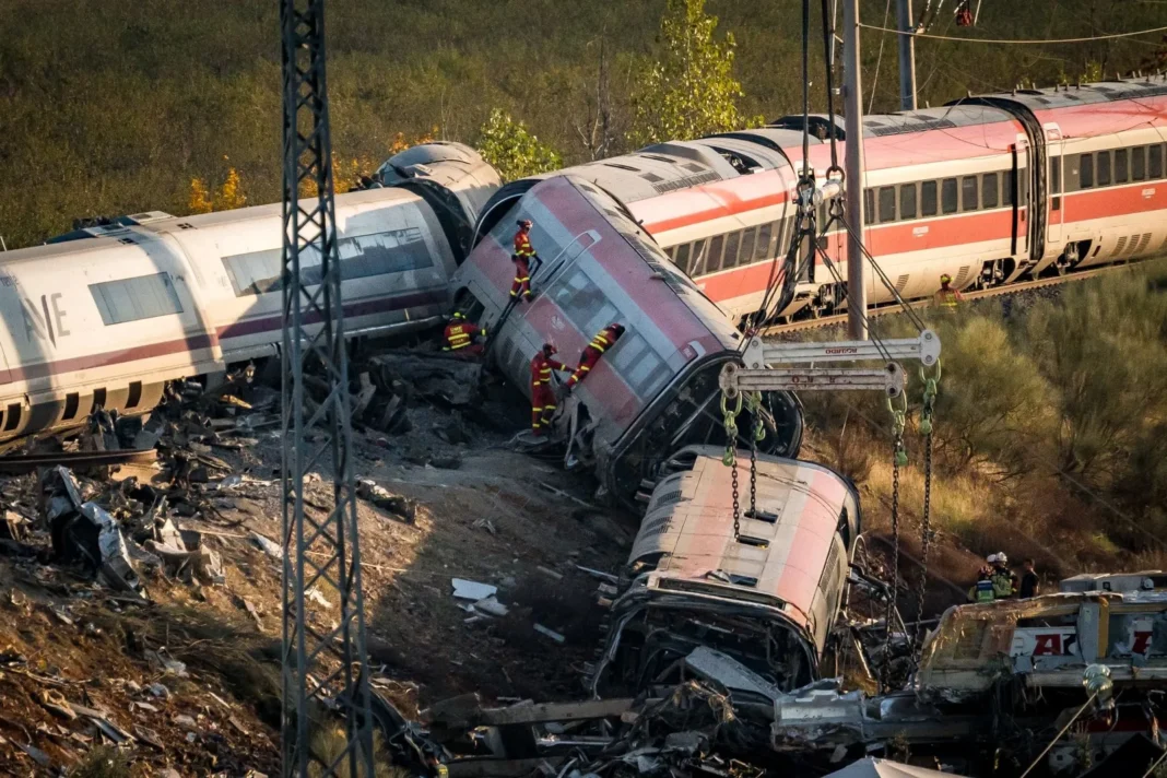 Imagen del video inédito del rescate de una víctima del choque de trenes en España