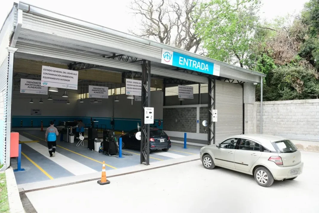 Vehículo en una planta de Verificación Técnica Vehicular de la provincia de Buenos Aires