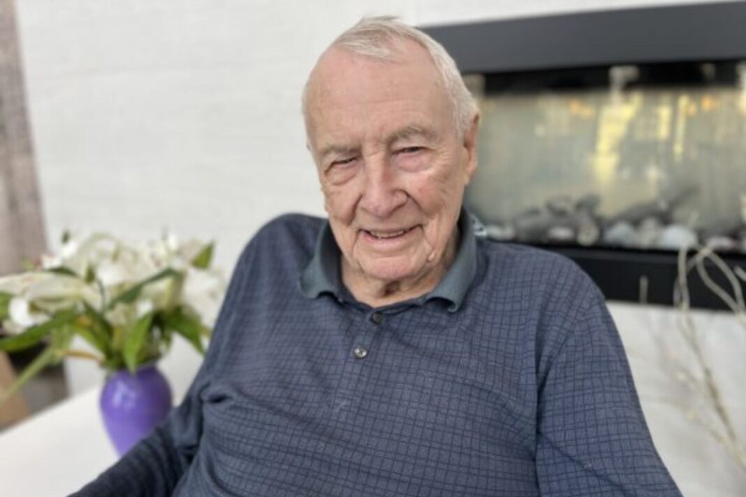 Wilbert Wright, veterano de la Segunda Guerra Mundial, festejando su cumpleaños número 107 en Calgary